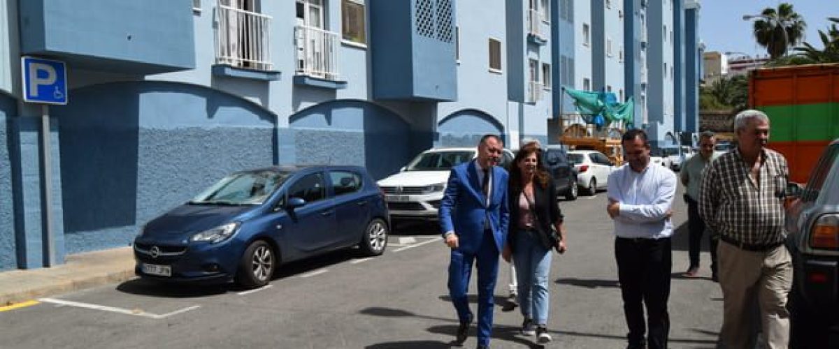 Teodoro Sosa Conchi Monzon y Heriberto Reyes en primer termino frente a las viviendas sociales en Becerril 1