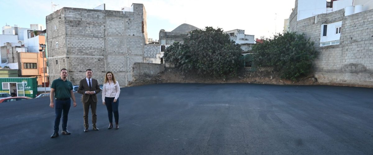 Teodoro Sosa, Heriberto Reyes e Idaira Mateos, en el aparcamiento de Faican Guanache