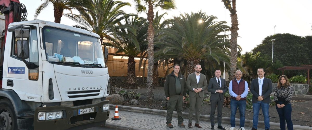 Teodoro Sosa, Julio Mateo y Nicolás Mederos, con representantes de la adjudicataria del servicio de poda en la Plaza Mr. Leacock