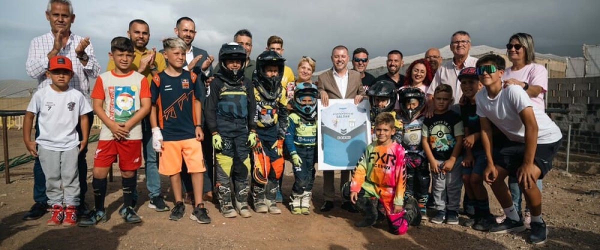 Teodoro Sosa Kevin Diaz y representantes de la corporacion y del Club durante la inauguracion del circuito de motocross