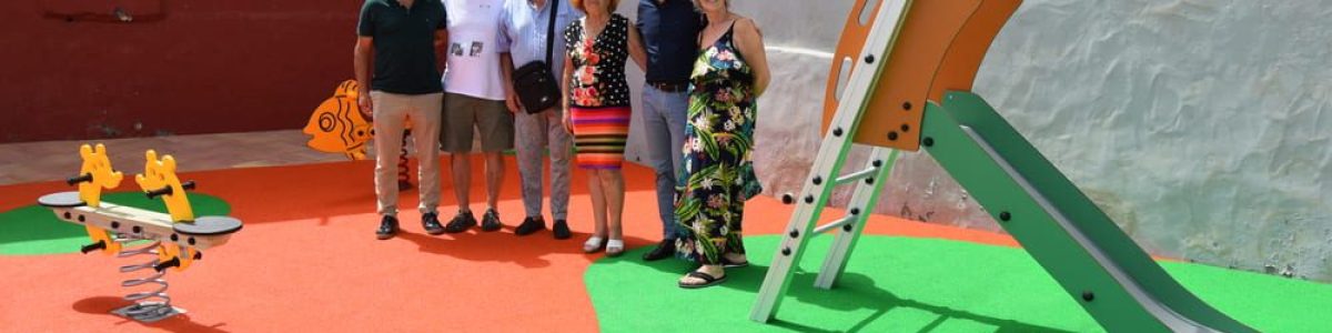 Teodoro Sosa Nicolás Mederos y representantes vecinales en el renovado parque infantil de Los Dos Roques 1