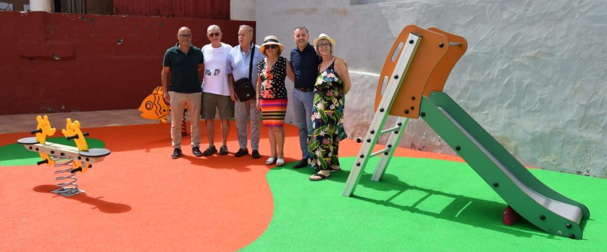 Teodoro Sosa Nicolas Mederos y representantes vecinales en el renovado parque infantil de Los Dos Roques 1