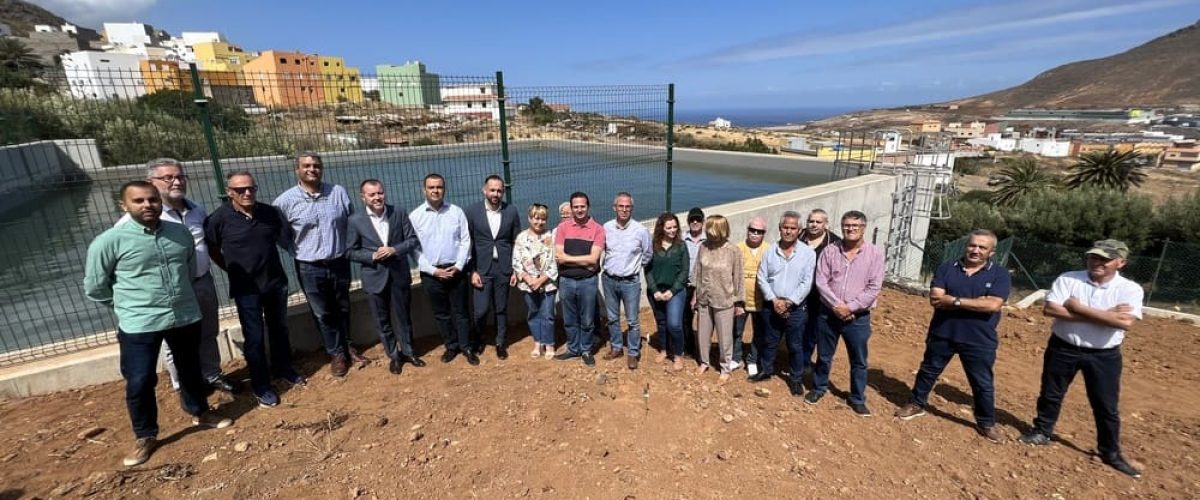 Teodoro Sosa Pedro Rodriguez y Carmelo Santana en el centro junto a miembros del grupo de gobierno de Galdar y agricultores de la comarca 1