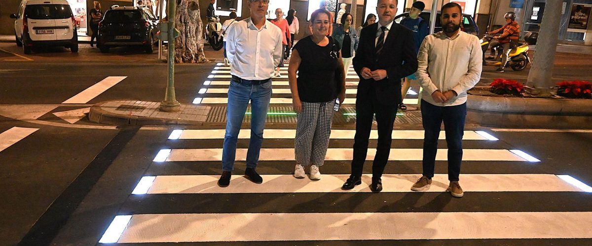 Teodoro Sosa, Tine Martín, Ulises Miranda y Encarnación Ruiz, en uno de los nuevos pasos de peatones inteligentes en la Bajada de Las Guayarminas