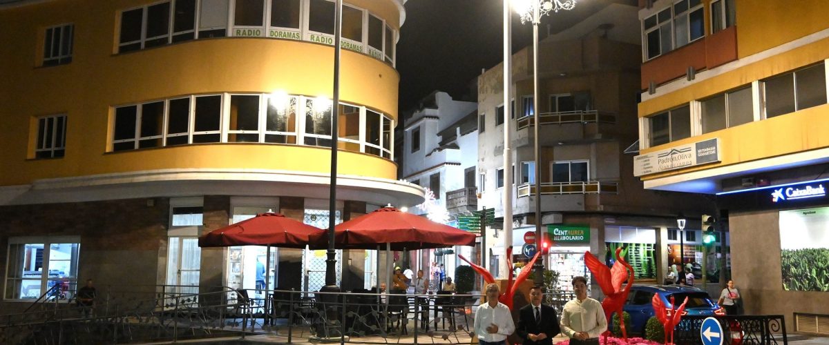 Teodoro Sosa, Tine Martín y Cristian Perdomo, junto a las nuevas luminarias a la entrada de la calle Capitán Quesada