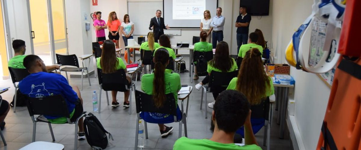 Teodoro Sosa Tine Martin y el equipo directivo y de profesores del PFAE con los alumnos del curso