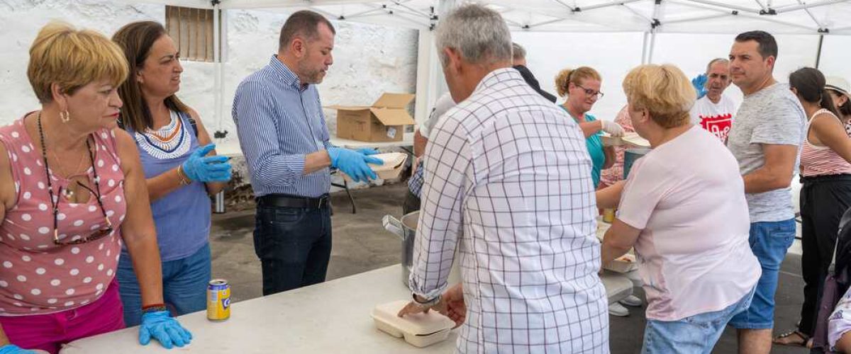 Teodoro Sosa alcalde de Galdar durante el reparto de comida del almuerzo popular en La Quinta 1