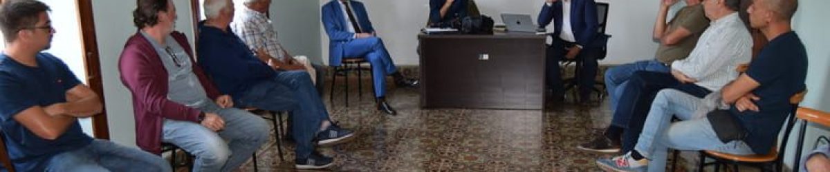 Teodoro Sosa, alcalde de Gáldar, durante su reunión con empresarios del sector primario (1)