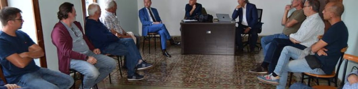 Teodoro Sosa, alcalde de Gáldar, durante su reunión con empresarios del sector primario (1)