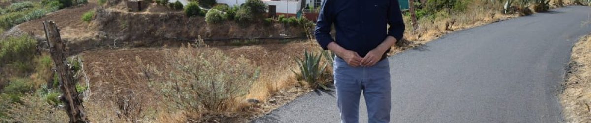 Teodoro Sosa alcalde de Gáldar en el Camino de Palomino recién asfaltado 1