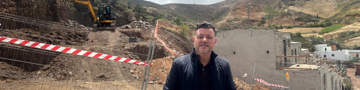 Teodoro Sosa, alcalde de Gáldar, en las obras de viviendas de promoción pública de Caideros