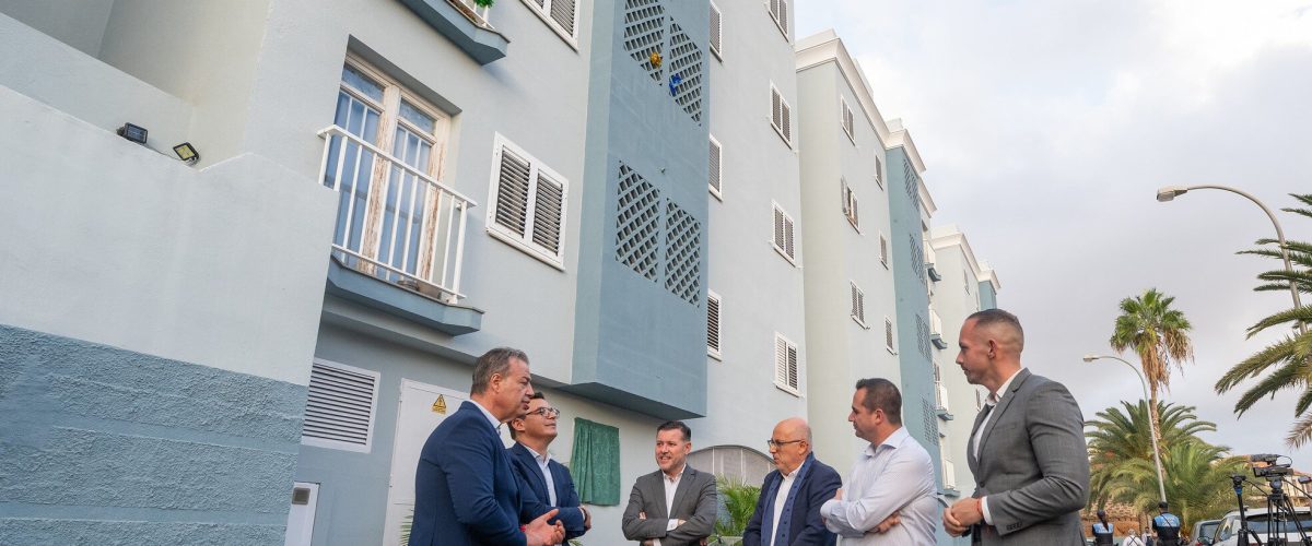 Teodoro Sosa, alcalde de Gáldar, junto a Pablo Rodríguez, Antonio Morales, Antonio Ortega, Julio Mateo y Heriberto Reyes en las viviendas rehabilitadas en Becerril