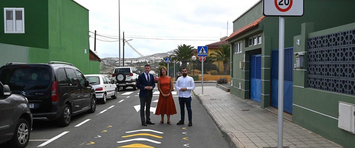 Teodoro Sosa, alcalde de Gáldar, junto a Rita Cabrera y Ulises Miranda, en la calle escolar de Barrial