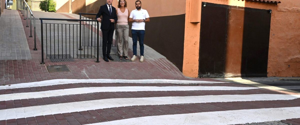 Teodoro Sosa, alcalde de Gáldar, junto a Rita Cabrera y Ulises Miranda, en los accesos al CEIP San Isidro