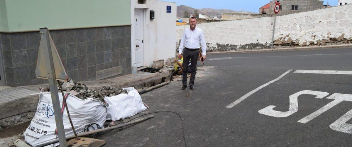 Teodoro Sosa alcalde de Galdar junto a la obra de la calle Miguel de Cervantes en La Montana 1