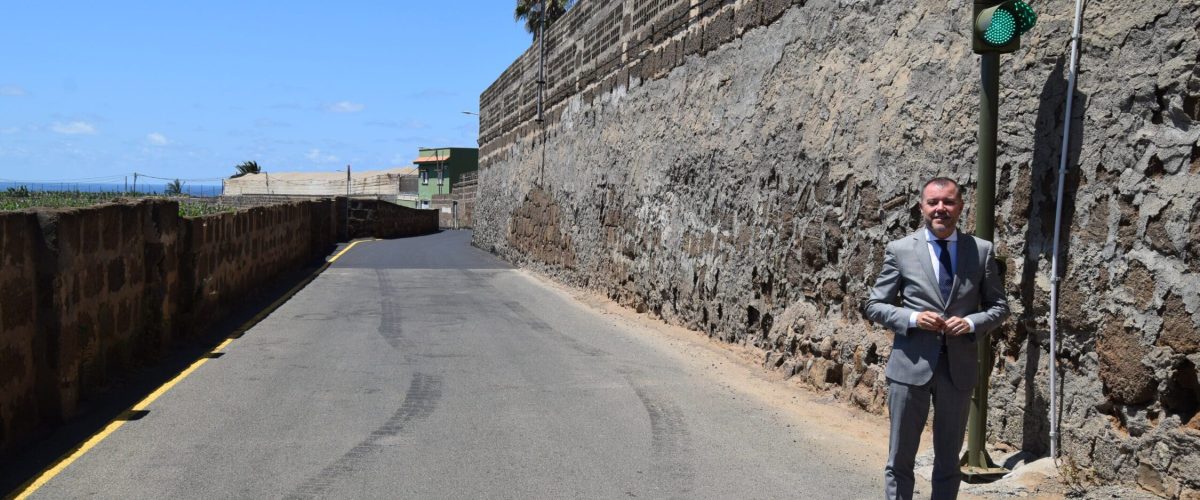 Teodoro Sosa alcalde de Galdar junto al nuevo semaforo en la calle Jordan 1 scaled