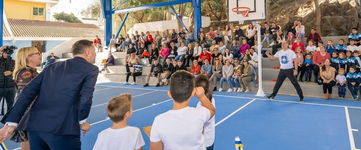 Teodoro Sosa alcalde de Galdar lanza a canasta durante la inauguracion de la cubierta y la renovacion del pavimento de la cancha del colegio de San Isidro1