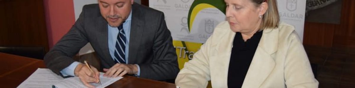 Teodoro Sosa alcalde de la ciudad firma el convenio con Lidia Blanco Quintana presidenta de ADIGRAN 1