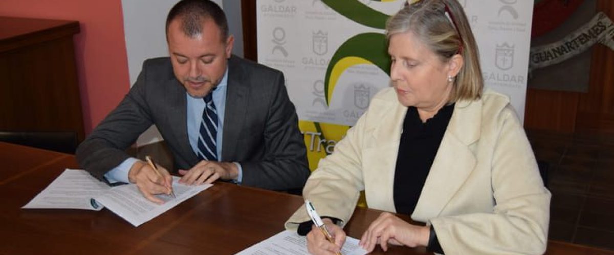 Teodoro Sosa alcalde de la ciudad firma el convenio con Lidia Blanco Quintana presidenta de ADIGRAN 1