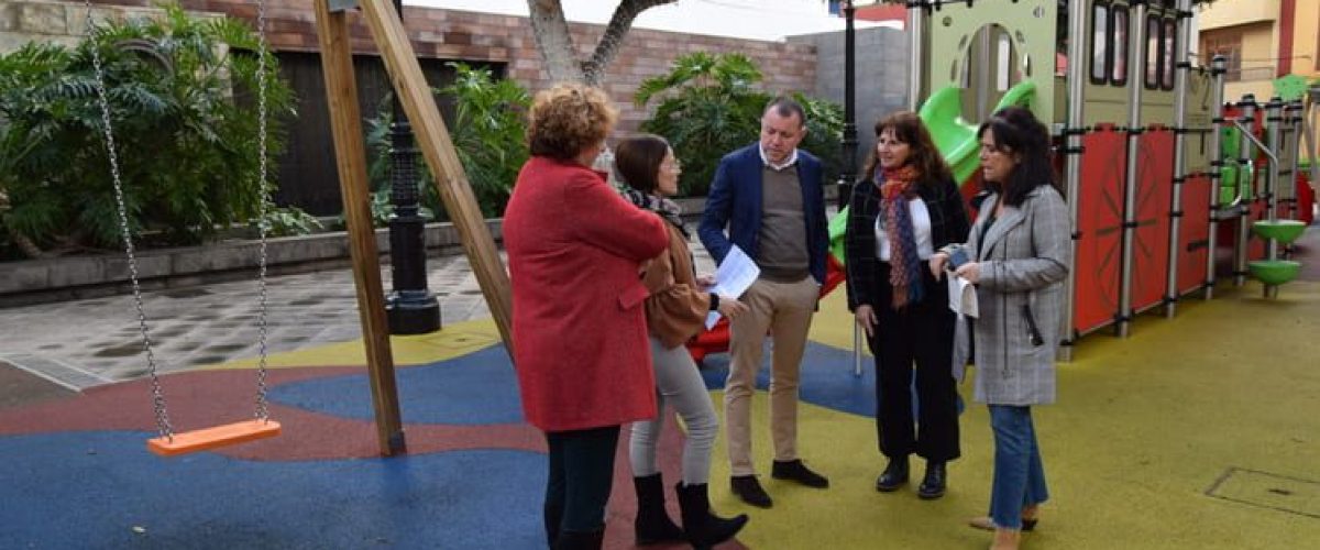 Teodoro Sosa charla con Conchi Monzon en el centro en compania de las concejalas Pilar Mendoza y Nuria Vega y de Nieves Gonzalez jefa de servicio de Arquitectura del Cabildo 1