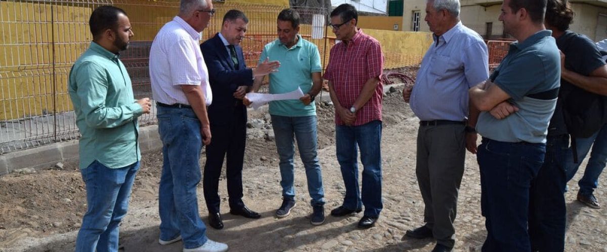 Teodoro Sosa en el centro en la calle Real de San Sebastian rodeado de concejales tecnicos municipales y arqueologos 1