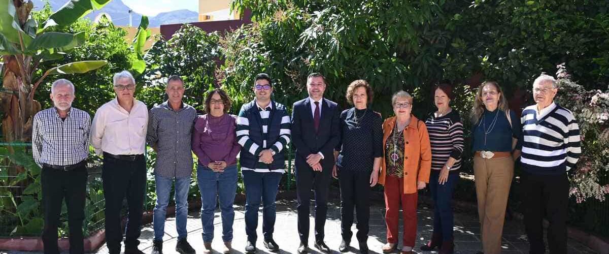 Teodoro Sosa, en el centro, junto a Antonio María Benítez, María del Pino García y el resto de la Junta Directiva del Club del Mayor