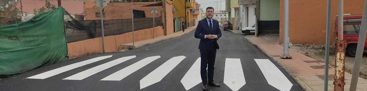 Teodoro Sosa en la calle Camino Laguete recien asfaltada