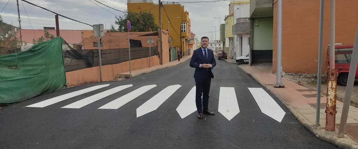 Teodoro Sosa en la calle Camino Laguete recien asfaltada