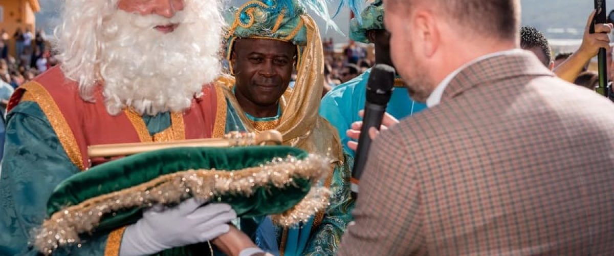 Teodoro Sosa entrega la llave magica de la ciudad a los Reyes Magos 1