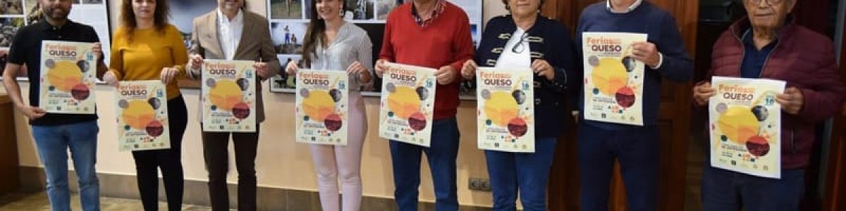 Teodoro Sosa junto a concejales del grupo de gobierno con el cartel de la Feria de Artesania y la Feria del Queso en la Sala Sabor 1