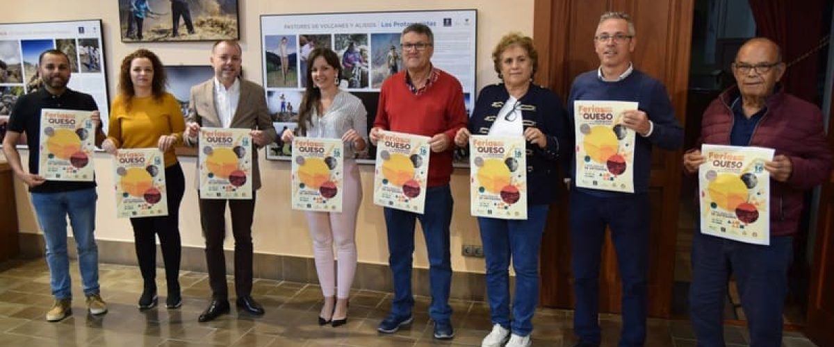 Teodoro Sosa junto a concejales del grupo de gobierno con el cartel de la Feria de Artesania y la Feria del Queso en la Sala Sabor 1