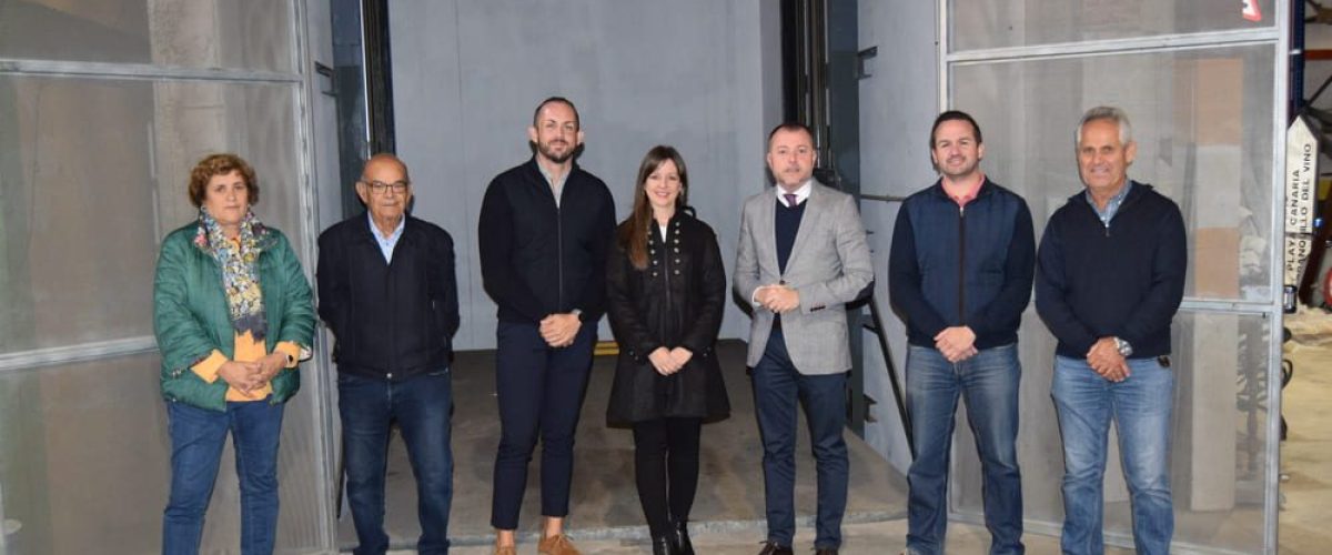 Teodoro Sosa junto a concejales del grupo de gobierno en la nave de Vias y Obras del Ayuntamiento de Galdar en San Isidro 1