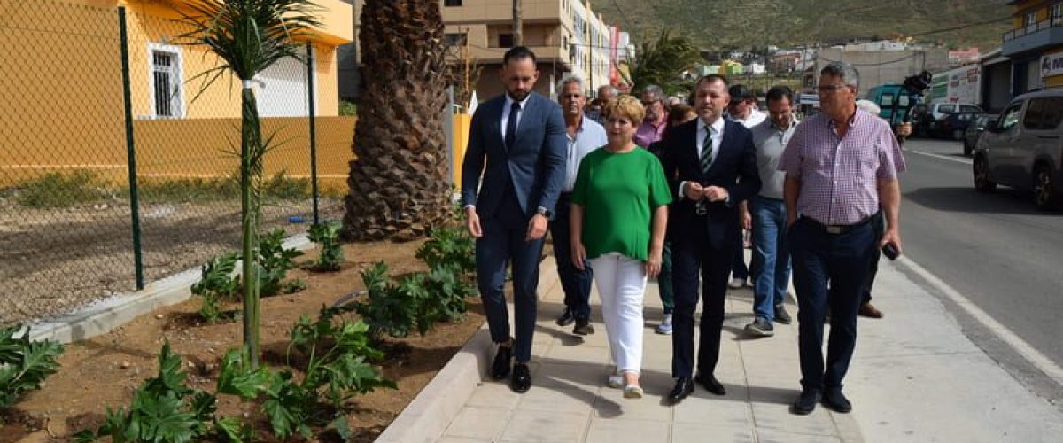 Teodoro Sosa junto a concejales del grupo de gobierno y vecinos pasean por la nueva franja peatonal 1