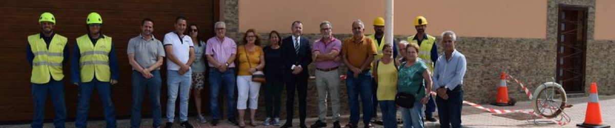 Teodoro Sosa junto a concejales, vecinos de Los Quintana y empleados de la adjudicataria en el inicio de los trabajos (1)