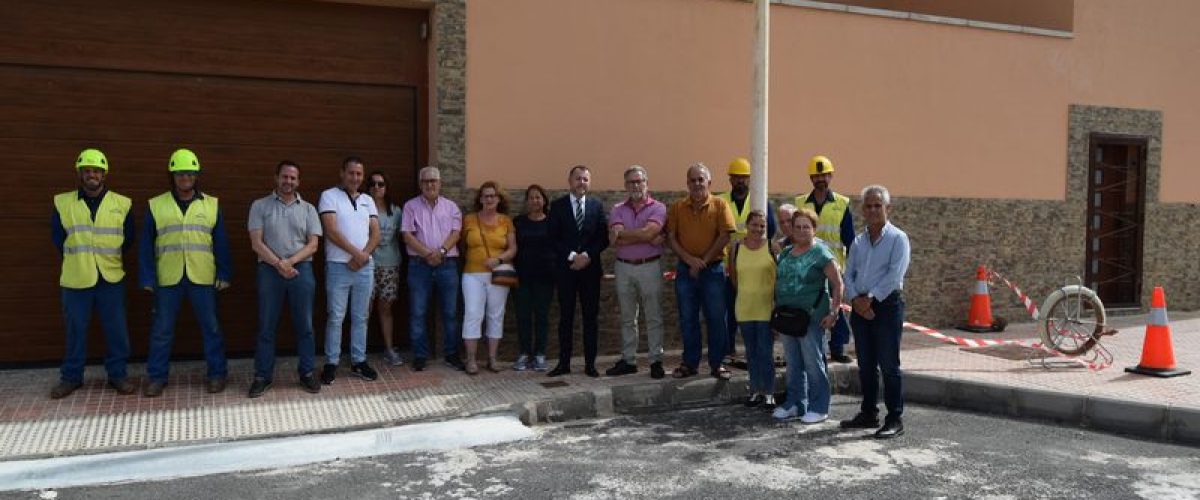 Teodoro Sosa junto a concejales vecinos de Los Quintana y empleados de la adjudicataria en el inicio de los trabajos 1