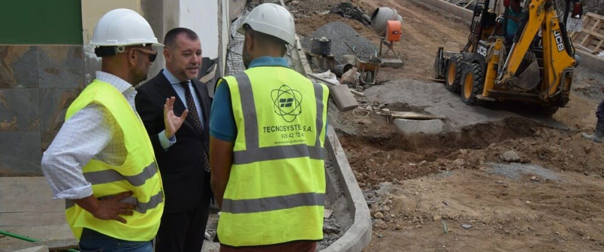 Teodoro Sosa junto a los tecnicos de la obra de la nueva via de acceso a La Montana