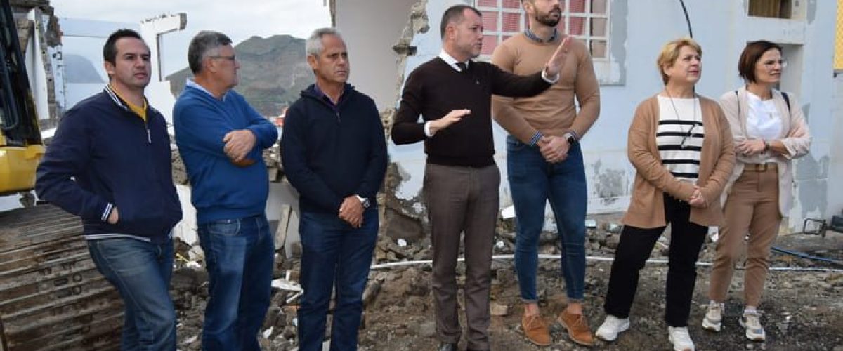 Teodoro Sosa junto a representantes de la corporacion municipal en el inicio de las obras de demolicion en la calle Delgado 1