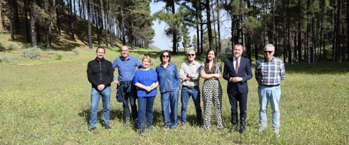 Teodoro Sosa segundo por la derecha  Valeria Guerra tercera por la derecha  Heriberto Reyes primero por la izquierda y Ana Teresa Mendoza tercera por la izquierda junto al equipo tecnico municipal en el 2