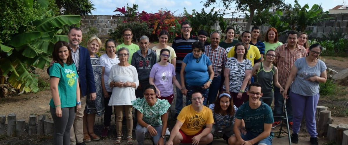 Teodoro Sosa y Ana Teresa Mendoza en el jardin del Centro Ocupacional junto a usuarios y trabajadores