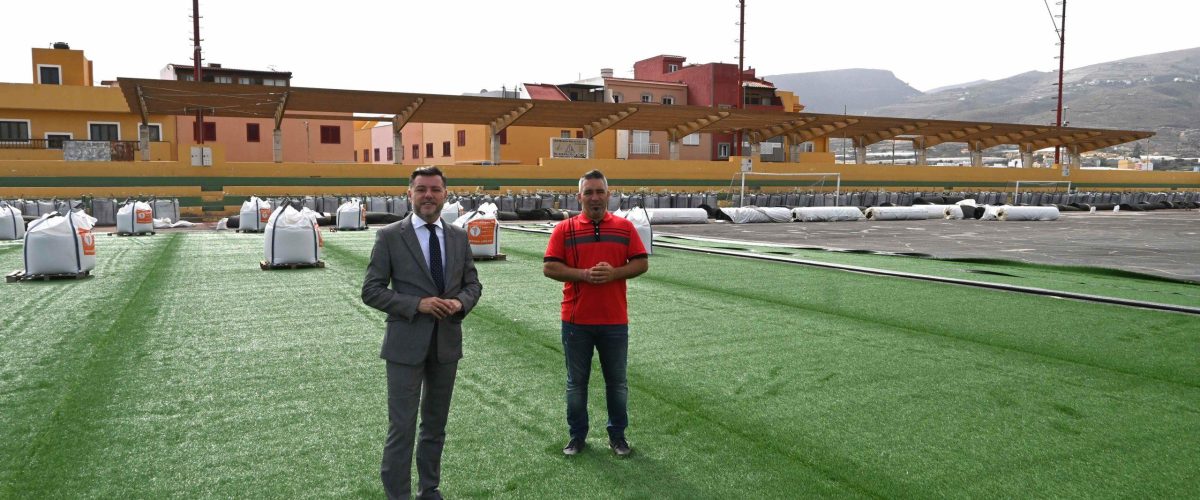 Teodoro Sosa y Ancor Bolaños, en la colocación del nuevo césped del Estadio de Barrial