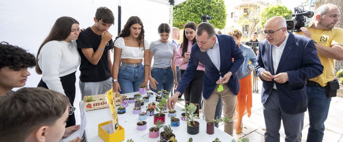 Teodoro Sosa y Antonio Morales en la Feria Ensenar para Emprender en la Plaza de Santiago