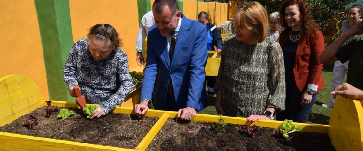 Teodoro Sosa y Dolores Delgado junto a una usuaria de la Residencia 1