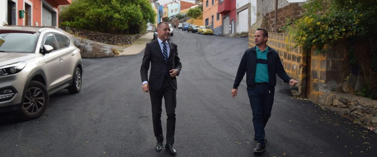 Teodoro Sosa y Heriberto Reyes caminan en la calle Tomas Baez 1