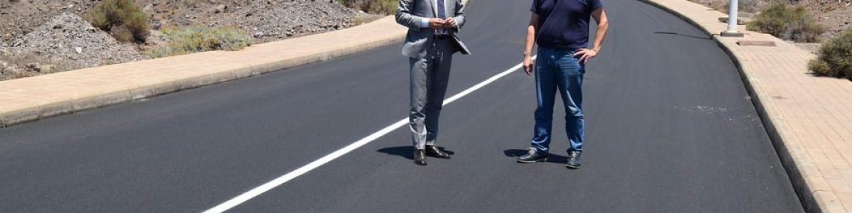 Teodoro Sosa y Heriberto Reyes en la carretera recién asfaltada que va hacia la Urbanización Playa Canaria