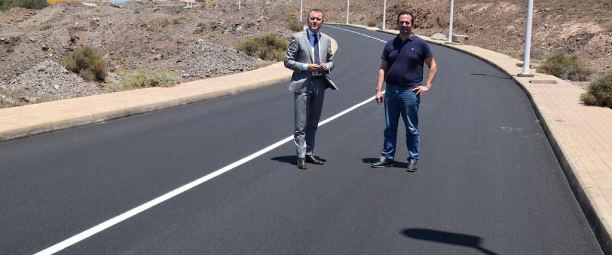 Teodoro Sosa y Heriberto Reyes en la carretera recien asfaltada que va hacia la Urbanizacion Playa Canaria