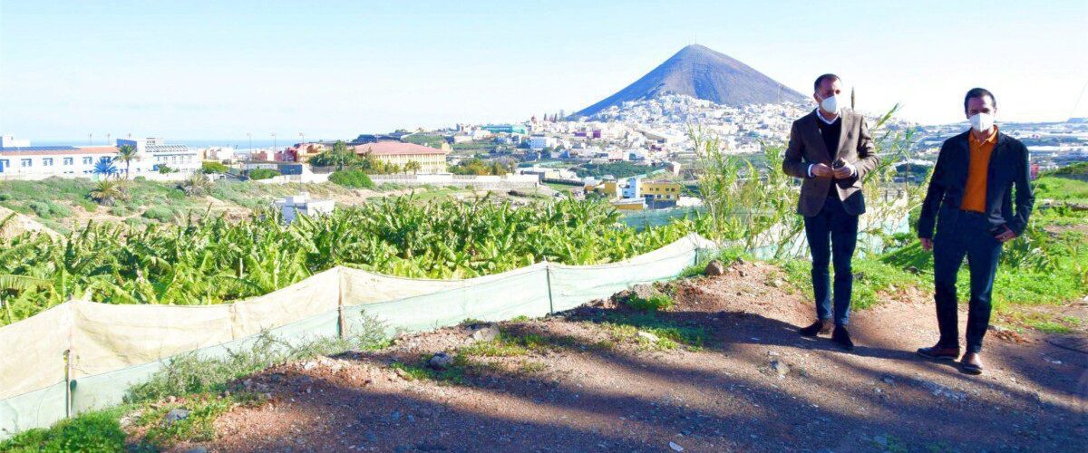 Teodoro Sosa y Heriberto Reyes en la parcela de El Roque