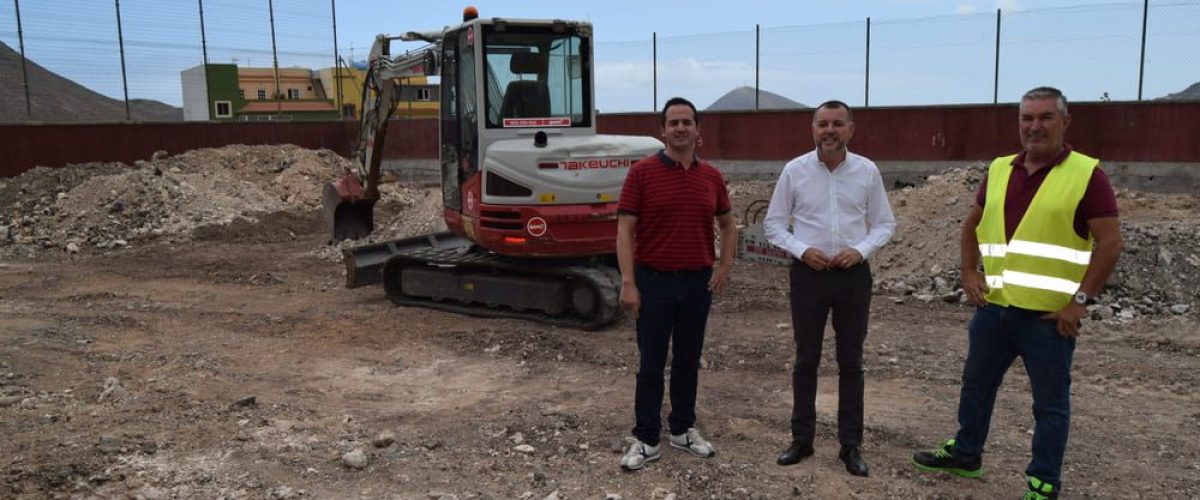 Teodoro Sosa y Heriberto Reyes junto a un operario en la obra de la cancha de Los Quintana 1