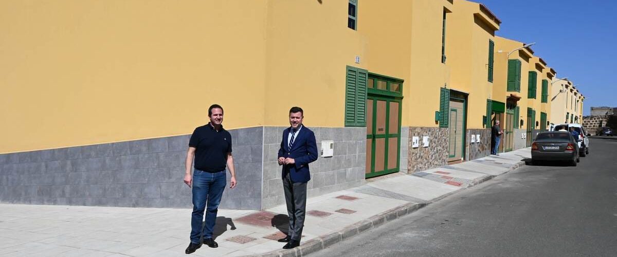 Teodoro Sosa y Heriberto Reyes visitan la mejora de las aceras de la Urbanizacion de Taya