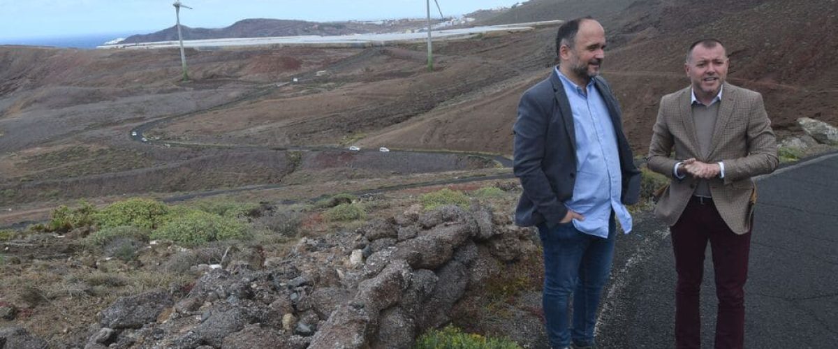 Teodoro Sosa y Jose Antonio Valbuena con el parque eolico de Costa Botija al fondo 2