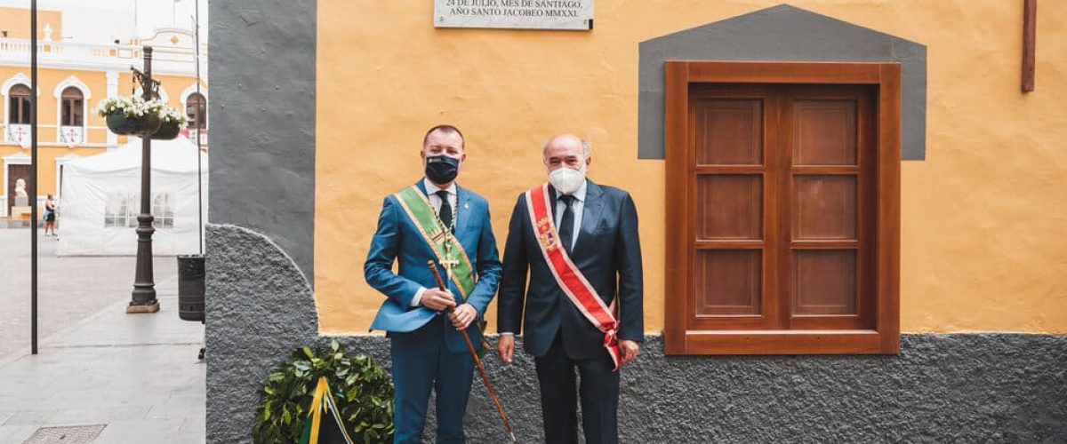 Teodoro Sosa y Jose Manuel Aranda durante el descubrimiento de la placa del 40 aniversario del hermanamiento entre Galdar y Calatayud 1